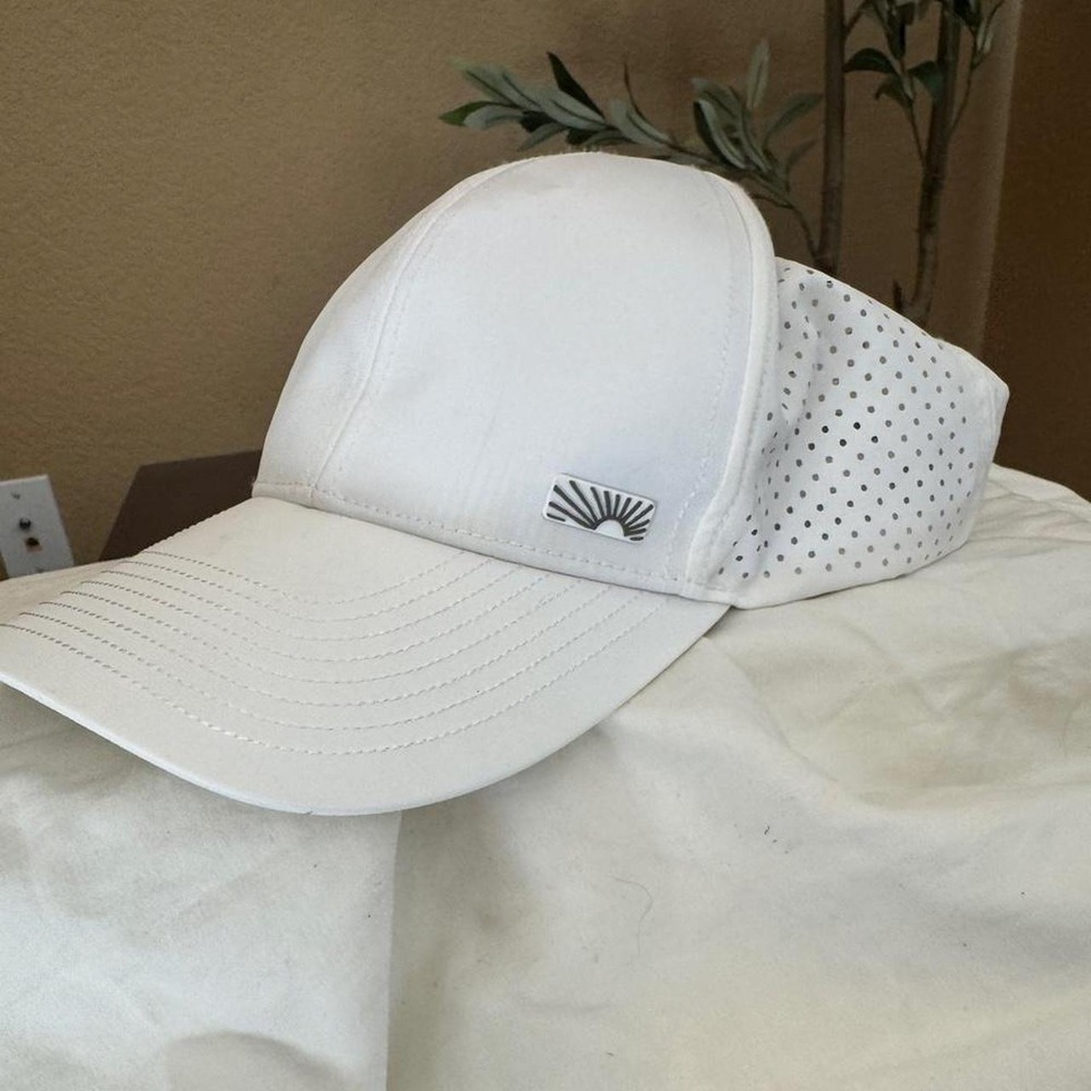 CC California white baseball lightweight cap. Perfect for running, pilates fall.